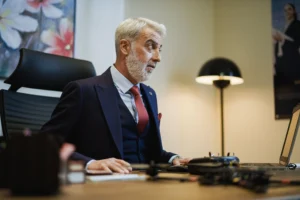Sztuczna inteligencja miała zastępować ludzi. Teraz firmy liczą koszty i hamują wdrożenia