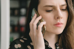 Oszustwa AI wchodzą na nowy poziom. Telefon od bliskiej osoby może być pułapką