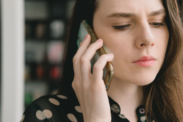 Oszustwa AI wchodzą na nowy poziom. Telefon od bliskiej osoby może być pułapką
